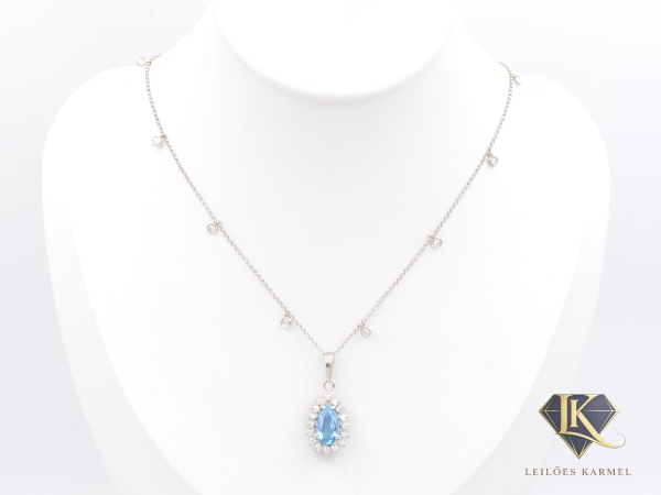 Colar e Pingente de 2,6cm x 1,6cm em Ouro Branco 18K, com Água Marinha e 40 pontos de Diamantes (Sendo 15 Pontos no Pingente e 25 Pontos no Colar), 44cm de comprimento, peso de 5,6 gramas. Acompanha C