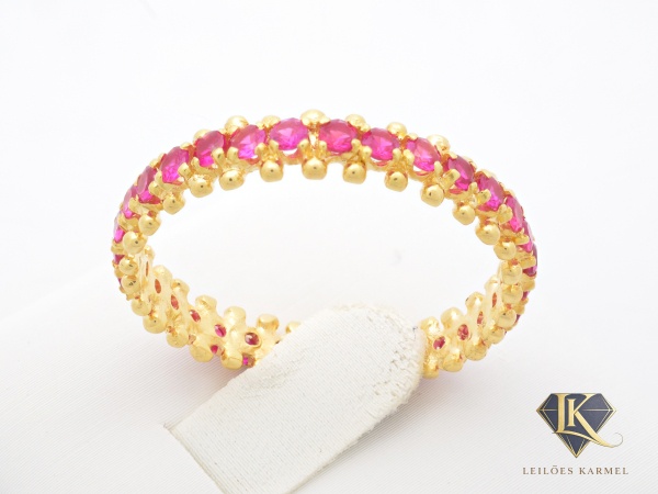 Aliança Inteira em Ouro Amarelo 18K com Pedras, Aro 25, peso de 2,6 gramas. Acompanha Certificado de Garantia Leilões Karmel. (OBS: Está peça possui design exclusivo de seu fabricante, por este motivo