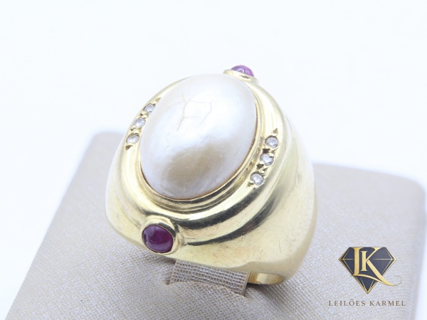 Anel em Ouro 18K com Pérola e Pedras, Aro 16, Peso de 7.4 gr. Acompanha Certificado de Garantia Leilões Karmel.