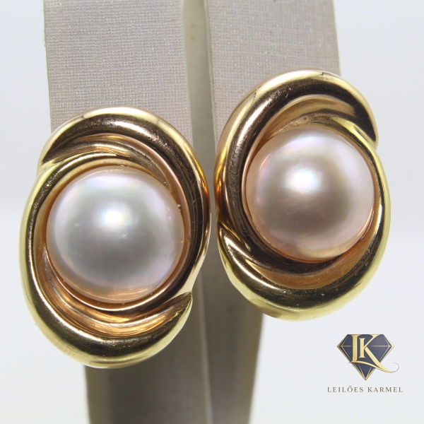 Par de Brincos com Pérolas e Fecho Ômega em Ouro Amarelo 18K com 1,8cm e Peso de 15,75gr. Acompanha Certificado de Garantia Leilões Karmel.