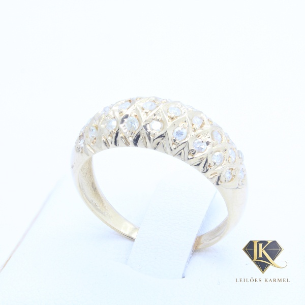 Anel Design Abacaxi em Ouro Amarelo 18K com Aprox. 0,15 Cts de Diamantes, Aro 15, Peso de 3.3 gr. Acompanha Certificado de Garantia Leilões Karmel.