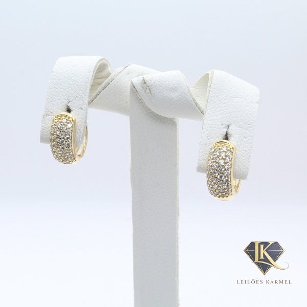 Par de Brincos Argola em Ouro Amarelo 18K com Pedras Incolor, 1cm de comprimento, Peso de 2,3 gr. Acompanha Certificado de Garantia Leilões Karmel.