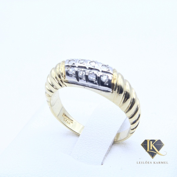 Anel em Ouro Amarelo e Branco 18K com Diamantes, Aro 17, Peso de 4.3 gr. Acompanha Certificado de Garantia Leilões Karmel.