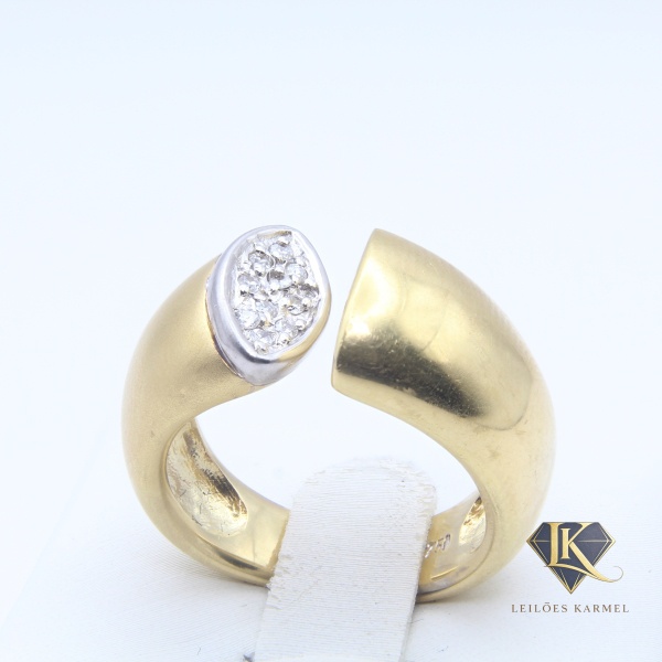 Anel em Ouro Amarelo e Branco 18K com Diamantes, Aro 14,5, Peso de 11,2 gr. Acompanha Certificado de Garantia Leilões Karmel.