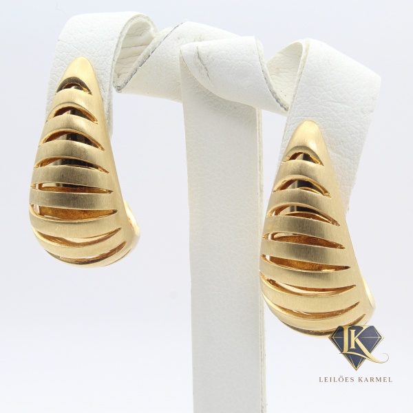 Par de Brincos Argola em Ouro Amarelo 18K, 2,5cm de comprimento, Peso de 10,7 gr. Acompanha Certificado de Garantia Leilões Karmel.