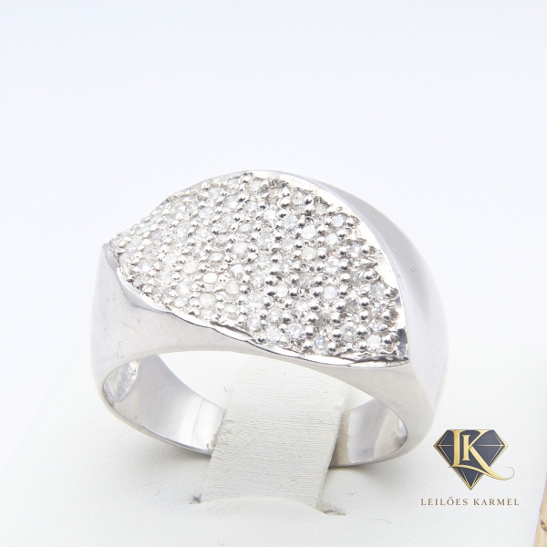 Anel em Ouro Branco 18K com Diamantes, Aro 20,5, Peso de 8,6 gr. Acompanha Certificado de Garantia Leilões Karmel.