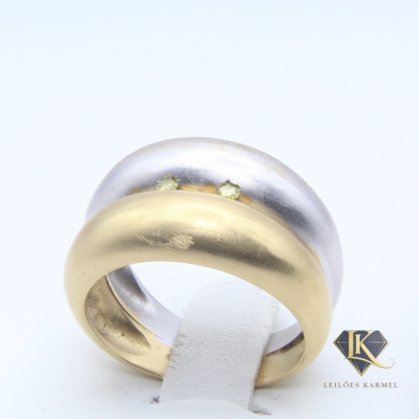 Anel Dois Aros em Ouro Amarelo e Branco 18K com 2 Diamantes Amarelos, Aro 17,5, Peso de 7,5 gr. Acompanha Certificado de Garantia Leilões Karmel.
