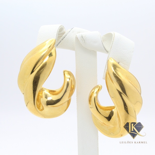 Par de Brincos Argola Trançado em Ouro Amarelo 18K, 3,5cm de comprimento, Peso de 6,3 gr. Acompanha Certificado de Garantia Leilões Karmel. (OBS: ACOMPANHA SOMENTE UMA (1) TARRAXA).