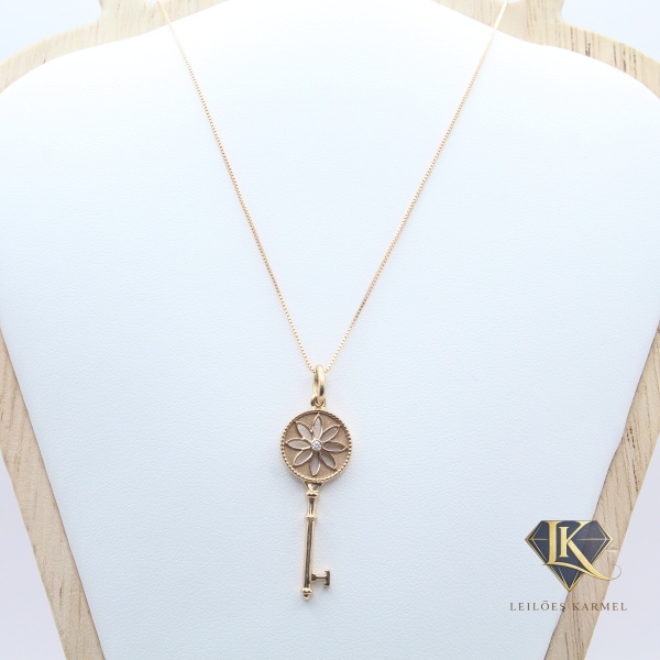 Colar c/ Pingente Chave TIFFANY & Co. em Ouro Rose 18K com Diamante, 40cm de comprimento, Peso de 4,5 gr. Acompanha Certificado de Garantia Leilões Karmel.