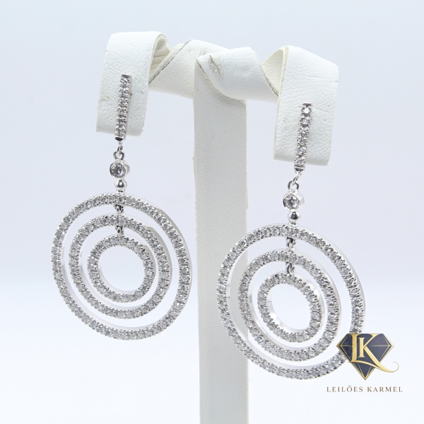 VIVARA - Par de Brincos em Ouro Branco 18K com Diamantes, 4,7cm de comprimento, Peso de 15,4 gr. Acompanha Certificado de Garantia Leilões Karmel.