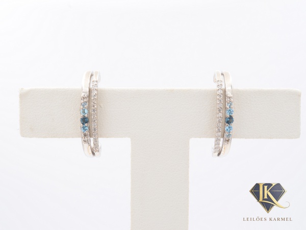 Brincos Meia Argola em Ouro Branco 18K com Pedras Brasileiras, 2.2cm de comprimento, peso de 5.5 gramas. Acompanha Certificado de Garantia Leilões Karmel. (OBS: NÃO ACOMPANHAM TARRAXAS).