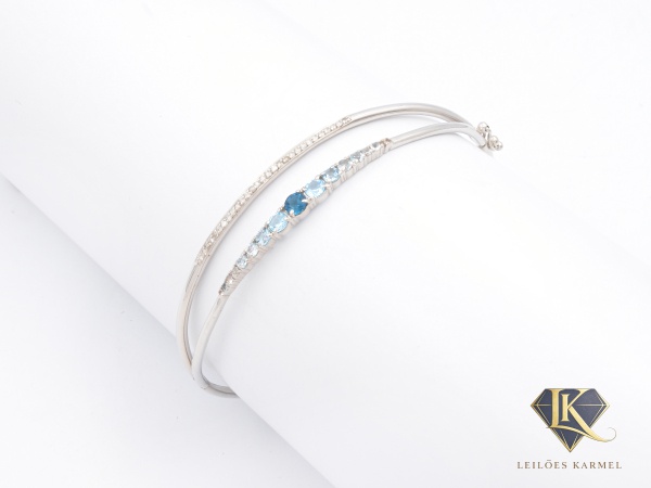 Bracelete em Ouro Branco 18K com Pedras Brasileiras e Diamantes, Dimensões Internas: 62mm de comprimento x 55mm de largura, peso de 11 gramas. Acompanha Certificado de Garantia Leilões Karmel.