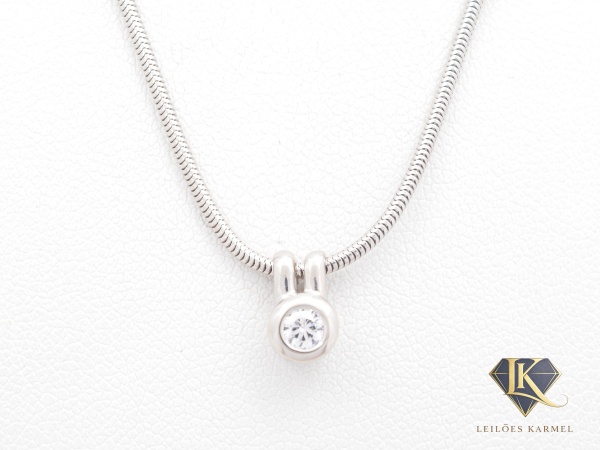 H.STERN - Gargantilha de 42cm de comprimento e Pingente de 0,8cm x 0,5cm em Ouro Branco 18K, com 10 Pontos de Diamante, Lapidação: Brilhantes, Cor: IJ e Pureza: VVSI, peso de 6,5 gramas. Acompanha Cer