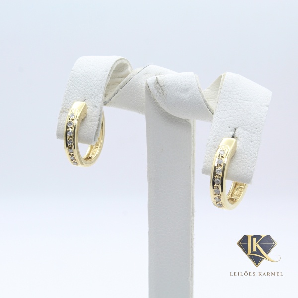Par de Brincos Argola em Ouro Amarelo 18K com Diamantes, 1.3cm de comprimento, Peso de 2,8 gr. Acompanha Certificado de Garantia Leilões Karmel.