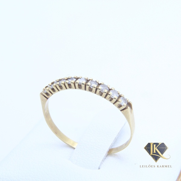 Meia Aliança em Ouro Amarelo 18K com Diamantes, Aro 20, Peso de 1,3 gr. Acompanha Certificado de Garantia Leilões Karmel.