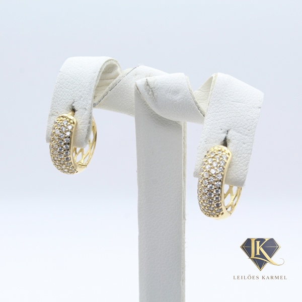 Par de Brincos Argola em Ouro Amarelo 18K com Pedras Incolor, 1.3cm de comprimento, Peso de 2,8 gr. Acompanha Certificado de Garantia Leilões Karmel.