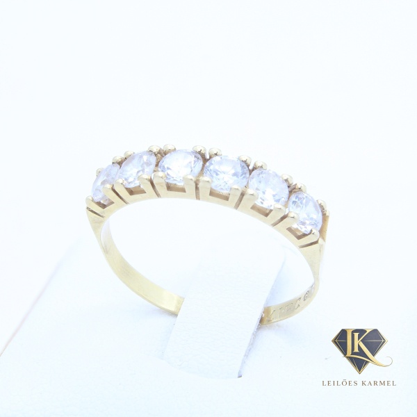 Meia Aliança em Ouro Amarelo 18K com Pedras Incolor, Aro 19, Peso de 1,8 gr. Acompanha Certificado de Garantia Leilões Karmel.