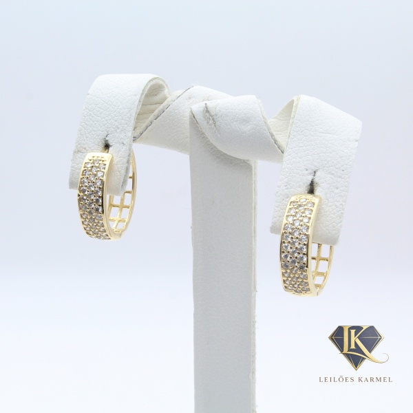 Par de Brincos Argola em Ouro Amarelo 18K com Pedras Incolor, 1.4cm de comprimento, Peso de 2,7 gr. Acompanha Certificado de Garantia Leilões Karmel.