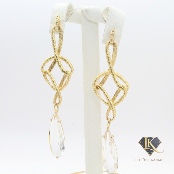 Par de Brincos VIVARA em Ouro Amarelo 18K com Quartzo Incolor e Diamantes, 7,4cm de comprimento, Peso de 13,8 gr. Acompanha Certificado de Garantia Leilões Karmel.