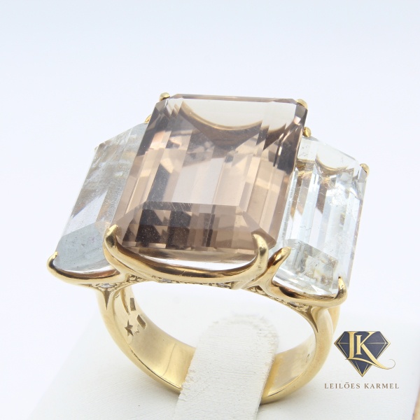Anel H.STERN em Ouro Amarelo 18K com Diamantes, Quartzo Fumê e Berilos, Aro 20,5, Peso de 15,6 gr. Acompanha Certificado de Garantia Leilões Karmel.