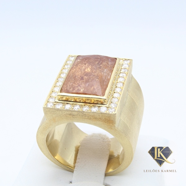 Anel em Ouro Amarelo 18K com Topázio Imperial e 0,60 Cts em Diamantes, Aro 20, Peso de 18,8 gr. Acompanha Certificado de Garantia Leilões Karmel.