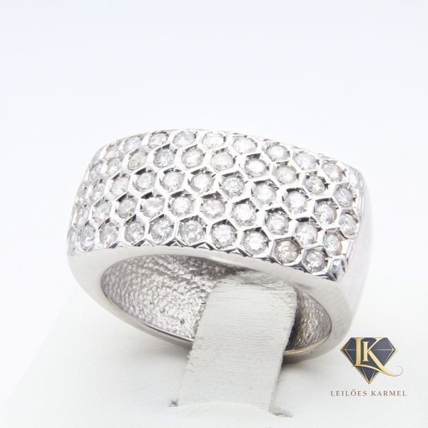 Anel em Ouro Branco 18K com 0,48 Cts em Diamantes, Aro 19, Peso de 8 gr. Acompanha Certificado de Garantia Leilões Karmel.