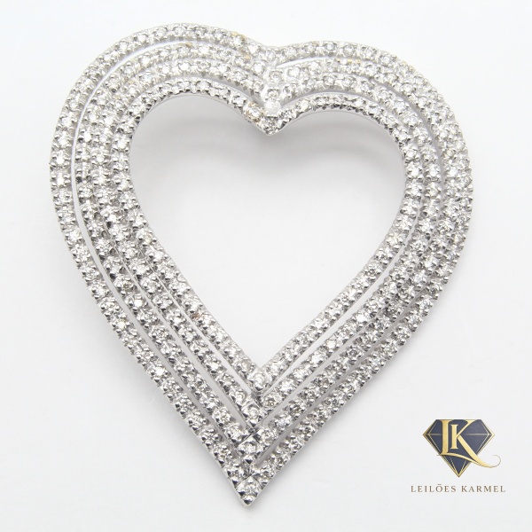 Pingente Coração em Ouro Branco 18K com Diamantes, Tamaho de 4,6cm x 3,8cm , Peso de 10,7 gr. Acompanha Certificado de Garantia Leilões Karmel.