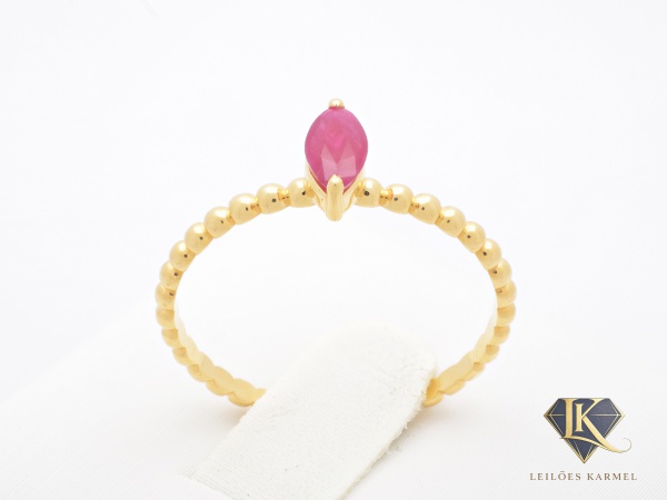 Anel Design Bolinhas em Ouro Amarelo 18K com Rubi Lapidação Navete, Aro 17, peso de 1.2 gramas. Acompanha Certificado de Garantia Leilões Karmel.