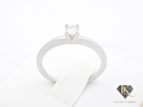 VIVARA - Anel Solitário Classic em Ouro Branco 18K com Diamante 0,15 Cts - Coleção Solitário Classic, Aro 12, peso de 1.7 gramas. Acompanha Certificado de Garantia Leilões Karmel.