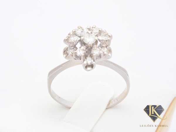 Anel Modelo Chuveiro em Platina com 34 Pontos de Diamantes, Lapidação: 8/8, Cor: K e Pureza: SI, Aro 19, peso de 3.2 gramas. Acompanha Certificado de Garantia Leilões Karmel.