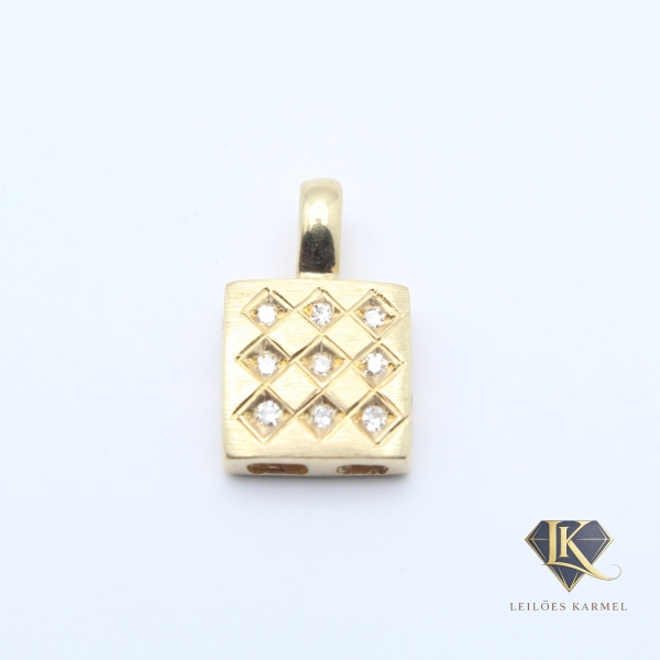 Pingente VIVARA em Ouro Amarelo 18K, Tamaho de 1,4cm x 0,8cm , Peso de 1,4 gr. Acompanha Certificado de Garantia Leilões Karmel.