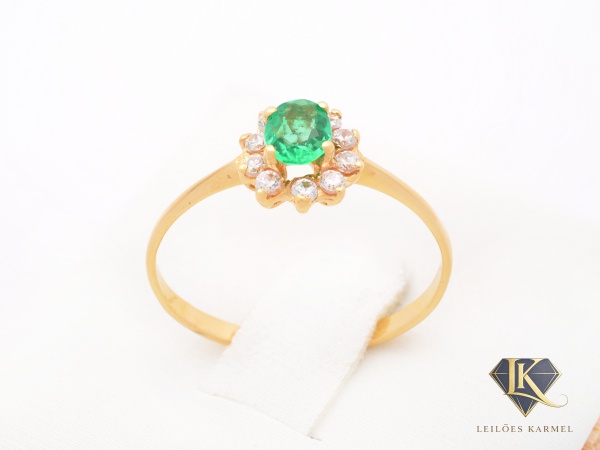 Anel Ouro Amarelo 18K com Esmeralda e 10 Pontos de Diamantes, Lapidação: 8/8, Cor: I e Pureza: VSI, Aro 16, peso de 1,2 gramas. Acompanha Certificado de Garantia Leilões Karmel.