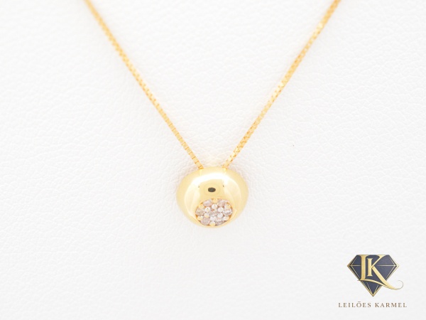 Colar + Pingente Redondo em Ouro Amarelo18K Diamantes, 41cm de comprimento, peso de 1,3 gramas. Acompanha Certificado de Garantia Leilões Karmel.