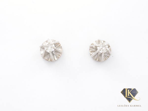 Brincos Solitário em Ouro Branco 18K com 2 Diamantes de 10 Pontos cada, Lapidação: Brilhante, Cor: LM e Pureza: SI3, peso de 1,9 gramas. Acompanha Certificado de Garantia Leilões Karmel.