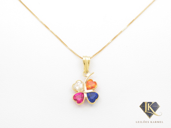 Colar + Pingente Trevo de 1,7cm x 0,8cm em Ouro Amarelo 18K com Pedras, 50cm de comprimento, peso de 1,6 gramas. Acompanha Certificado de Garantia Leilões Karmel.