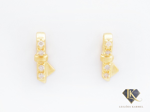 VIVARA - Brincos Laço Ouro Amarelo 18K com Diamantes,1,4 cm de comprimento, peso de 1,3 gramas. Acompanha Certificado de Garantia Leilões Karmel.
