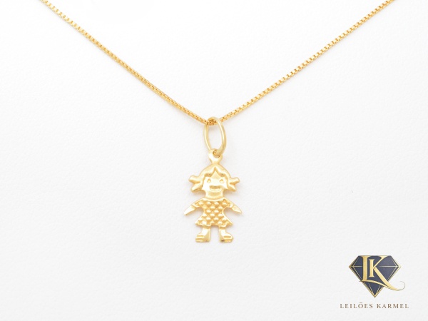 Gargantilha e Pingente Menina de 1,6cm x 0,7cm em Ouro Amarelo 18K, 40cm de comprimento, peso de 1,5 gramas. Acompanha Certificado de Garantia Leilões Karmel.