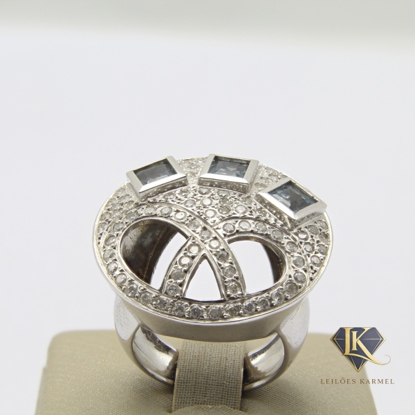 Anel Design Redondo em Ouro Branco 18K com Aprox. 0,60 Cts de Diamantes e 3 Topázios, Aro 17, Peso de 13.3 gr. Acompanha Certificado de Garantia Leilões Karmel.
