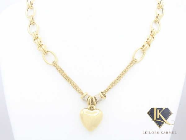 Corrente Elos Ovais e Pingente Coração em Ouro Amarelo 18K com Pedras Incolor, 47cm de comprimento, Peso de 27 gr. Acompanha Certificado de Garantia Leilões Karmel.