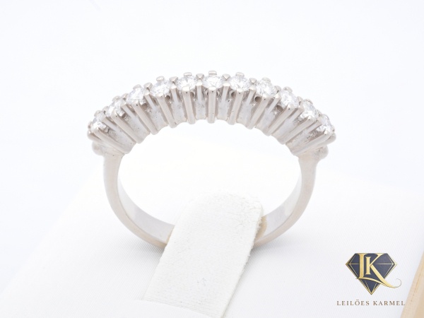 Meia Aliança em Ouro Branco 18K com 11 Diamantes de 3 Pontos cada (33 Pontos), Lapidação: Brilhante, Cor: IJ e Pureza: SI, Aro 15, peso de 4.3 gramas. Acompanha Certificado de Garantia Leilões Karmel.