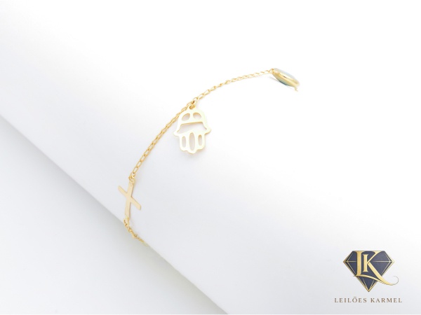 Pulseira em Ouro Amarelo 18K com Pendentes (Trevo, Olho Grego, Mão de Fátima e Cruz), 17,5cm de comprimento, peso de 1,6 gramas. Acompanha Certificado de Garantia Leilões Karmel.