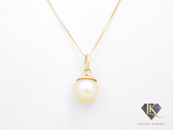 Colar e Pingente Pérola de 8mm em Ouro Amarelo 18K, 45cm de comprimento, peso de 2,4 gramas. Acompanha Certificado de Garantia Leilões Karmel.