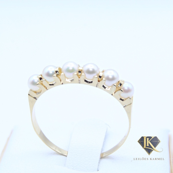 Meia Aliança em Ouro Amarelo 18K com Pérolas, Aro 25, Peso de 2 gr. Acompanha Certificado de Garantia Leilões Karmel.