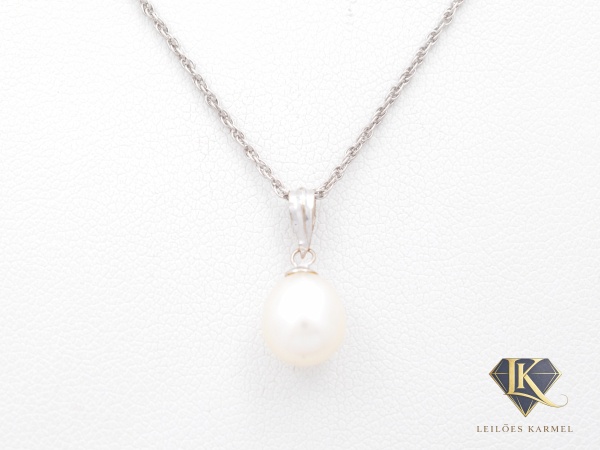 Corrente com Pingente Pérola de 1,4cm x 0,4cm em Ouro Branco 18K, 60cm de comprimento, peso de 3,1 gramas. Acompanha Certificado de Garantia Leilões Karmel.