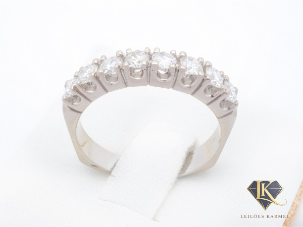 Meia Aliança Ouro Branco 18K com 8 Diamantes de 10 Pontos cada (80 Pontos), Lapidação: Brilhante, Cor: IJ e Pureza: SI, Aro 17, peso de 5,1 gramas. Acompanha Certificado de Garantia Leilões Karmel.