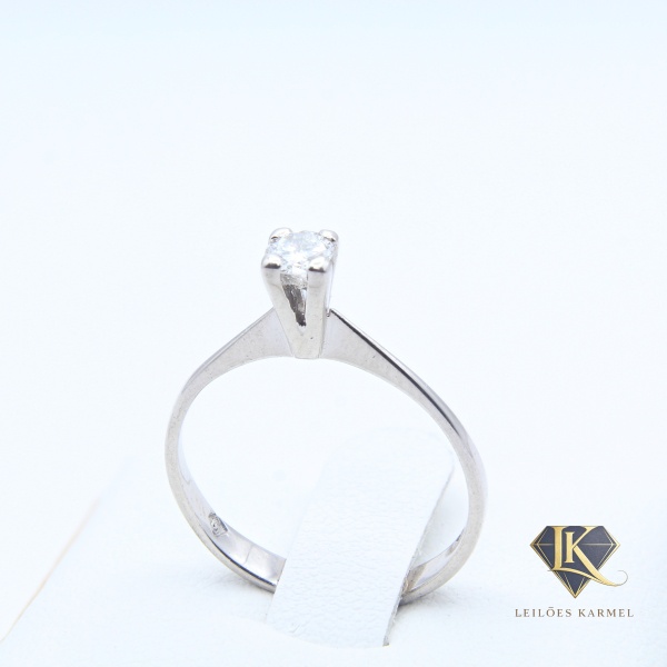 Anel Solitário em Ouro Branco 18K com Diamante de 0,15 Cts, Lapidação: Brilhante, Cor: I e Pureza: P1, Aro 13, Peso de 1,7 gr. Acompanha Certificado de Garantia Leilões Karmel.