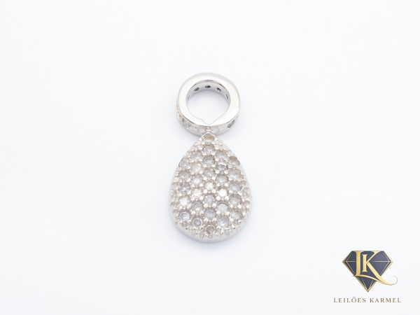 VIVARA - Pingente Gota Ouro Branco 18K com Diamantes, tamanho de 1,7cm x 0,7cm, peso de 1,3 gramas. Acompanha Certificado de Garantia Leilões Karmel. (OBS: NÃO ACOMPANHA COLAR)