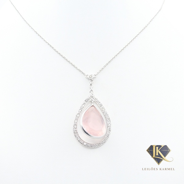 Colar c/ Pingente Gota em Ouro Branco 18K com Quartzo Rosa e Diamantes, 40cm de comprimento, Peso de 7,2 gr. Acompanha Certificado de Garantia Leilões Karmel.