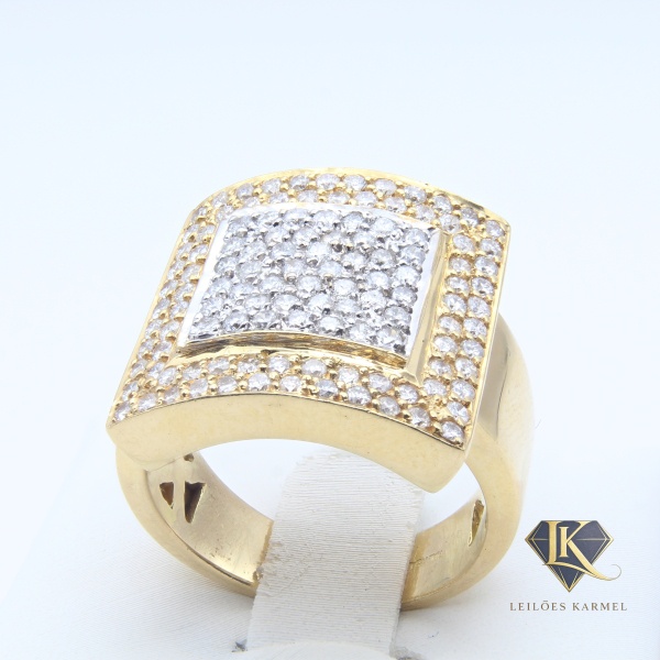 Anel em Ouro Amarelo 18K com Aprox. 1,10 Cts em Diamantes, Aro 16,5, Peso de 10,7 gr. Acompanha Certificado de Garantia Leilões Karmel.
