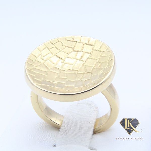 Anel em Ouro Amarelo 18K, Aro 14, Peso de 8,8 gr. Acompanha Certificado de Garantia Leilões Karmel.